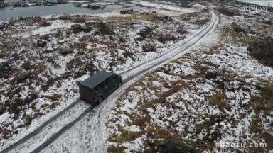 航拍的汽车在乡村道路上穿过冬天的风景